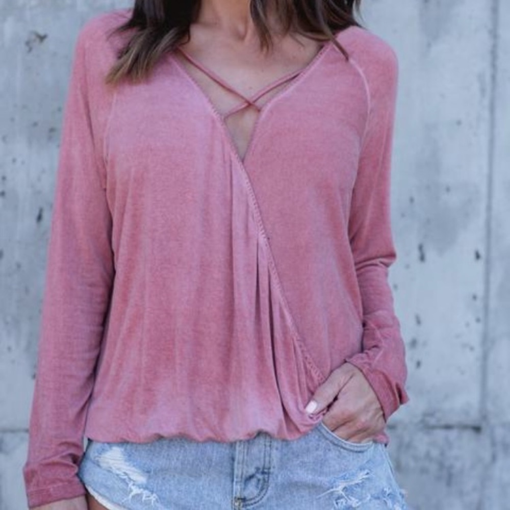 {Vici Boutique} Criss cross draped blouse